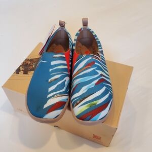 Women's UIN slip in walking shoes